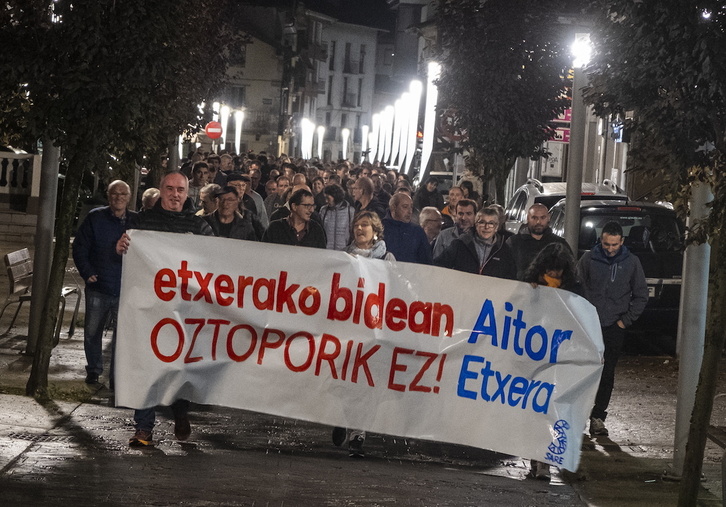 Aitor Esnaolaren espetxeratzea salatzeko Legorretan egin duten manifestazioa.