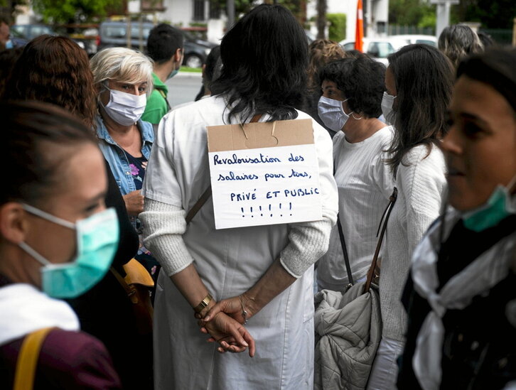 Trabajadoras sociosanitarias, durante una reciente movilización laboral en Baiona.