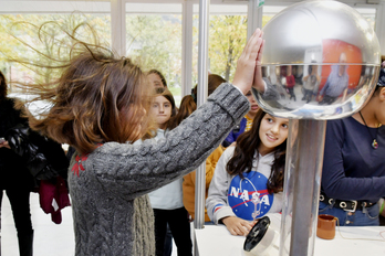 Neskatila bat elektrizitatearekin jolasten txoko batean.