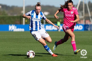 Franssi conduce el balón perseguida por Flor Bonsegundo.