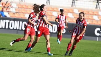 Las goleadoras Paula Arana y Clara Pinedo celebran el gol de la alavesa Las goleadoras Paula Arana y Clara Pinedo celebran el gol de la alavesa. 