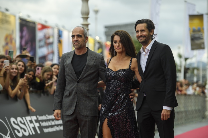 Juan Diego Botto acompañado de los protagonistas de ‘En los márgenes’ Penélope Cruz y Luis Tosar, en su estreno en Zinemaldia.