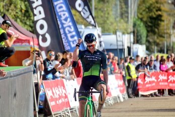 Kevin Suárez ha realizado una gran remontada para lograr la victoria en Laudio.