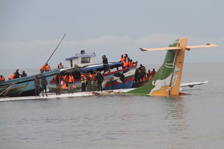 Rescatistas buscan supervivientes después de que el vuelo de Precision Air se precipitara al lago Victoria cuando intentaba aterrizar en la ciudad junto al lago de Bukoba, Tanzania.