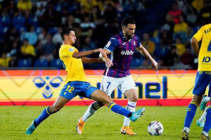 Loiodice intenta frenar el avance de Quique González.