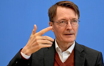 Karl Lauterbach, Alemaniako Osasun ministroa, marihuanaren legalizazio proiektuaren berri ematen.