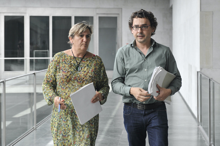 Txema Mauleón (a la derecha) junto a la parlamentaria de I-E Marisa de Simón en los pasillos de la Cámara en junio de 2015.