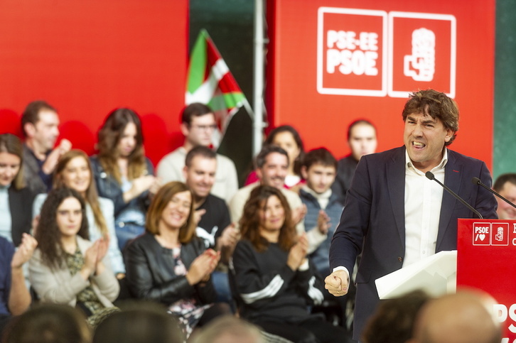 Eneko Andueza el sábado en Gasteiz, en la presentación de las candidaturas de Maider Etxeberria (Gasteiz) y Cristina González (Araba)