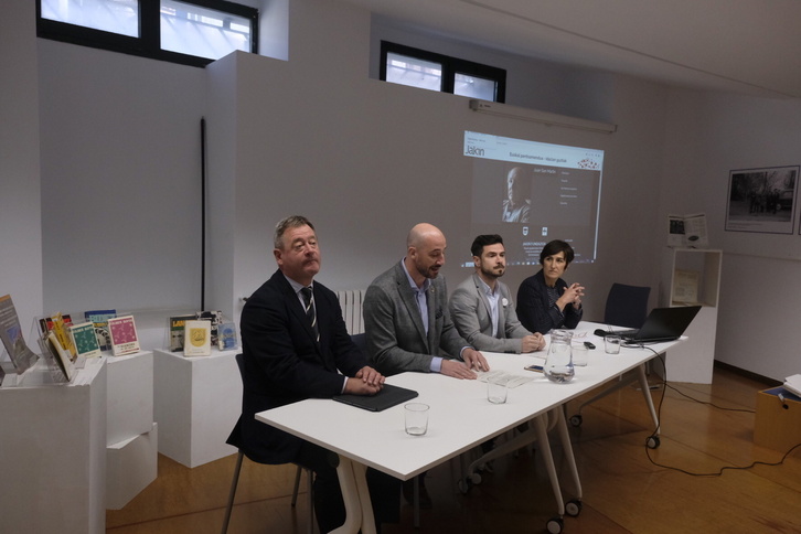 Bingen Zupiria, Kulturako sailburua; Jon Iraola, Eibarko alkatea; Harkaitz Millan, Kulturako diputatua, eta Lorea Agirre, Jakin fundazioko zuzendaria.