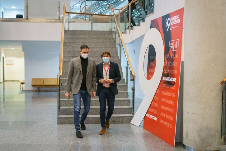 Eneko Andueza, secretario general del PSE, camina junto al presidente español y líder de su partido, Pedro Sánchez.  