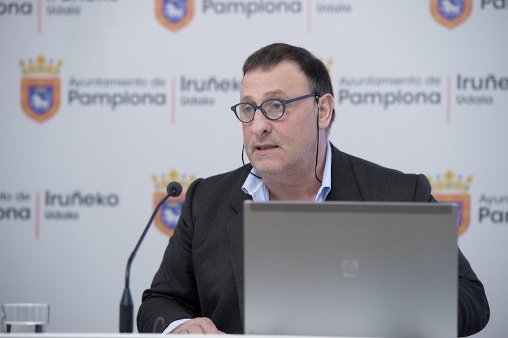 Javier Labairu, cuando era responsable de Seguridad Ciudadana del Ayuntamiento de Iruñea con Enrique Maya como alcalde.