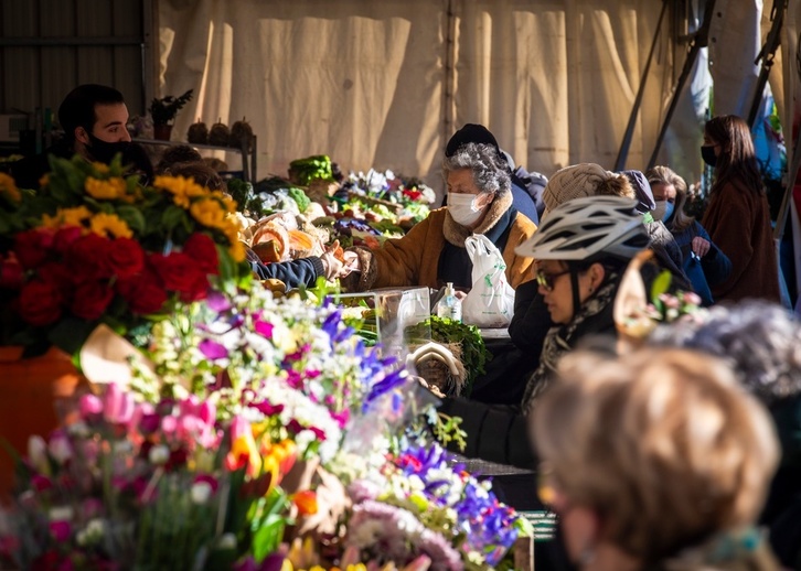 Baserritarrak behin-behinean Arraindegiaren kanpoaldean ari dira lanean egunero.