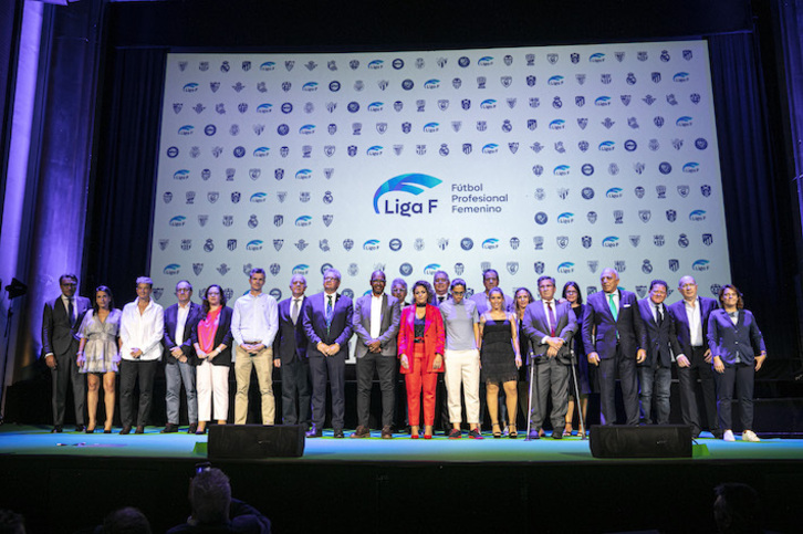 Los representantes de los clubes que conforman la Liga F, durante la presentación de la competición.