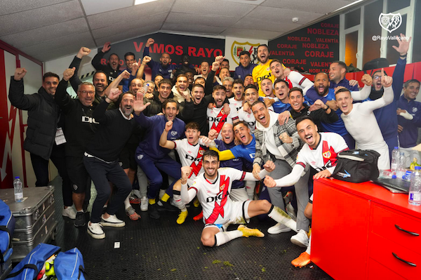 Plantilla del Rayo celebrando la victoria ante el Madrid. (@RayoVallecano)