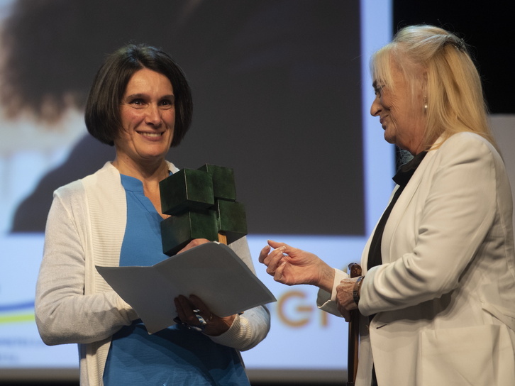 Oihana Goiriena, pareja de Pablo González, ha recibido el premio en su nombre.