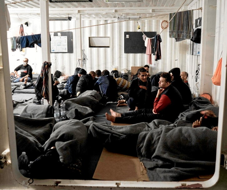 Migrantes, a bordo del Ocean Viking.