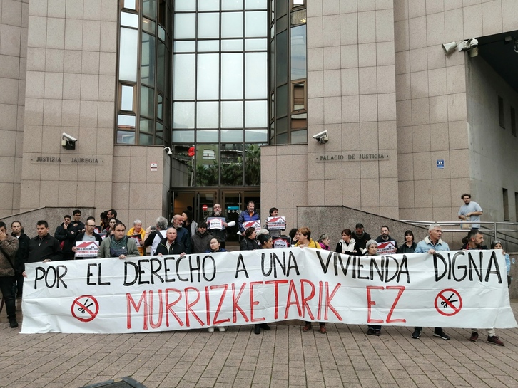 Concentración frente al Palacio de Justicia de Barakaldo en el décimo aniversario del suicidio de Amaia Egaña cuando iba a ser desahuciada.