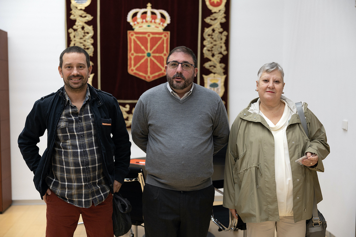 Unai Hualde (en el centro), flanqueado por Jorge Txokarro y Mariló Gorostiaga, de la Red de Personas Torturadas de Nafarroa.