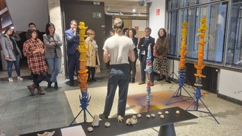 Udal ordezkariek gune berri honetan lanean ari diren artistekin egon dira.