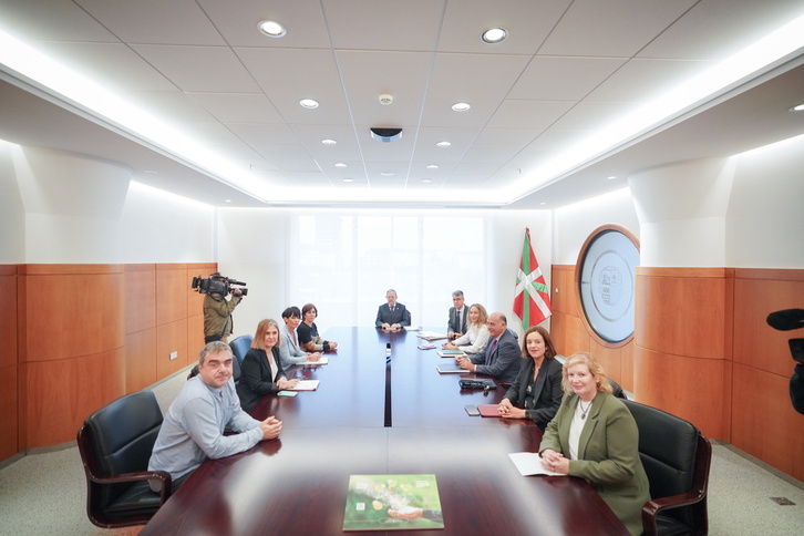 Reunión entre la delegación de EH Bildu y el equipo de Pedro Azpiazu.