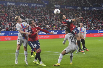 Chimy Ávila pelea un balón aéreo ante la mirada de Kike García en el partido ante el Barça.