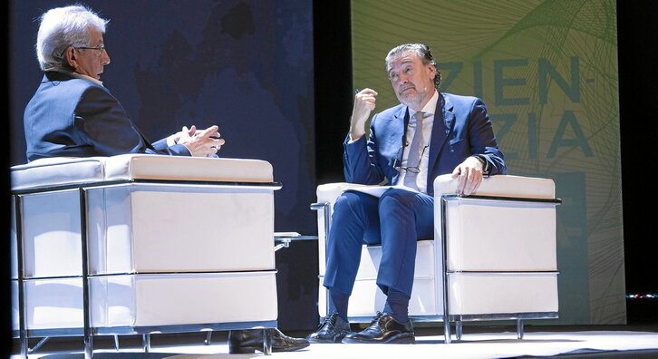 Pedro Miguel Etxenike y Miguel Zuzaga compartieron charla en el escenario del Kursaal.