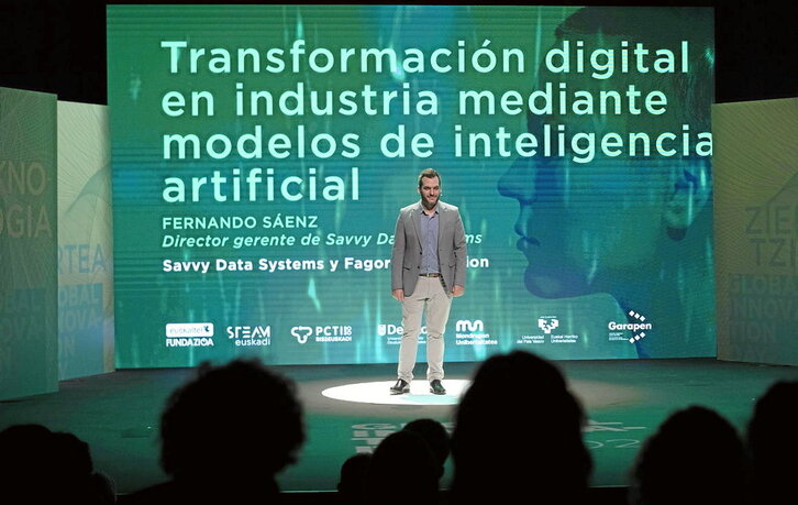 Presentación de uno de los once proyectos en el escenario del Kursaal.