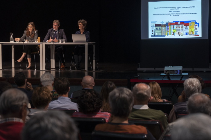 El alcalde Gorka Urtaran y las tenientes de alcalde Maider Etxebarria y Ana Oregi explicaron a los vecinos el plan de rehabilitación de Zaramaga.