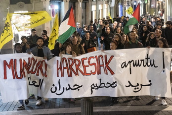 ‘Munduko harresiak apurtu!’ lelopean egin dute mobilizazioa Bilbon. 