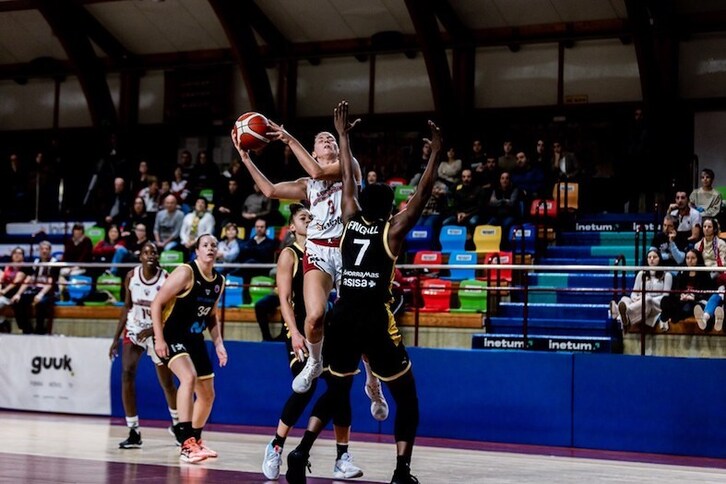 Spreafico, una de las protagonistas de la remontada gernikarra, ataca el aro pese a la oposición de Fingall.