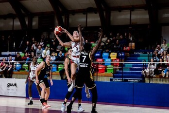 Spreafico, una de las protagonistas de la remontada gernikarra, ataca el aro pese a la oposición de Fingall.