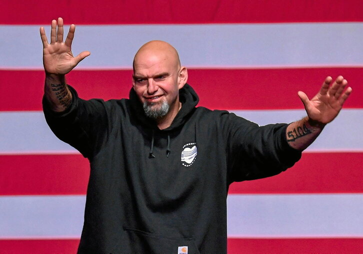 En la página anterior, el senador electo John Fetterman celebra su victoria en Pensilvania. Sobre estas líneas, el republicano Ron DeSantis, junto a su esposa Casey DeSantis, se dirige a sus seguidores en la noche electoral en Tampa, Florida.