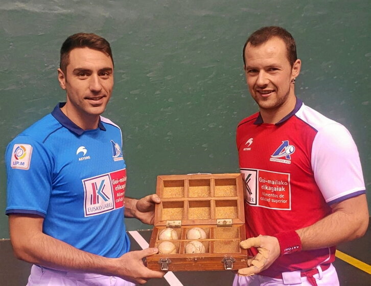 Aitor Elordi eta Peio Etxeberria, materiala aukeratzen.