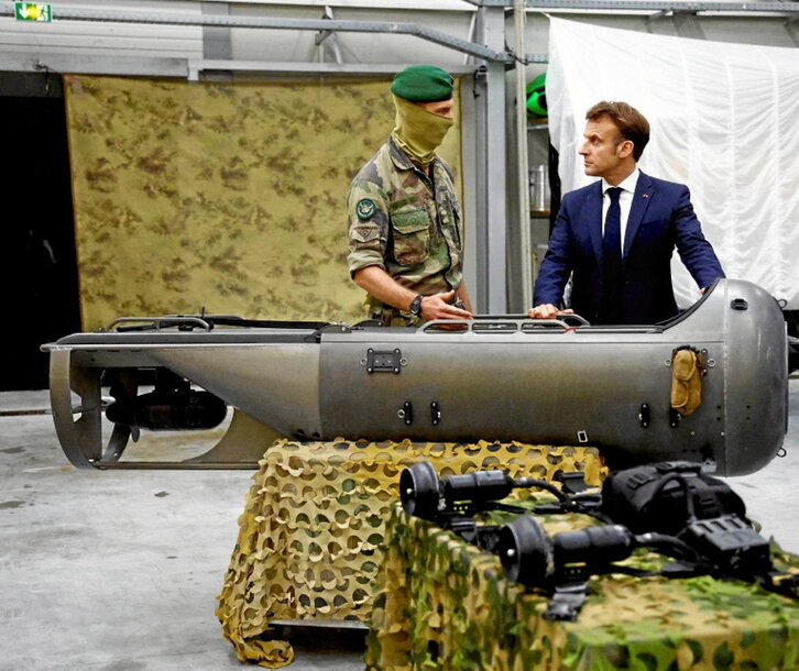 Emmanuel Macron atiende a un oficial de la marina francesa en la base naval de Toulon.