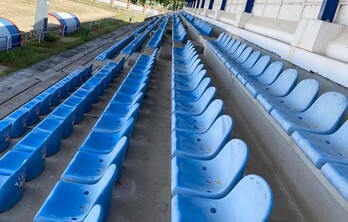 1.500 asientos del antiguo estadio de Anoeta están colocados en una grada lateral de "El Prado".