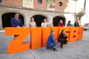 Zinebi parte hartuko duten euskal zinemagile eta ekoizleak, jaialdiko antolatzaileekin. 