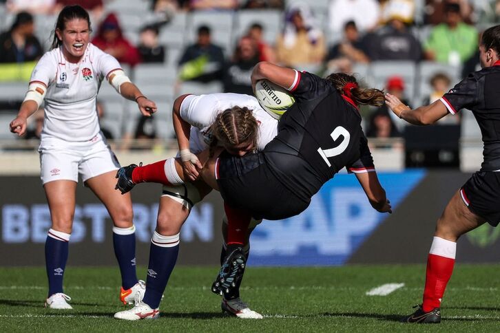 Dura defensa inglesa en la semifinal contra Canadá.
