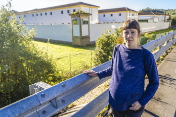 Eli Arrazola, embarazada de ocho meses, ante la cárcel de Martutene donde vuelve a estar su compañero, Xabier Atristain.