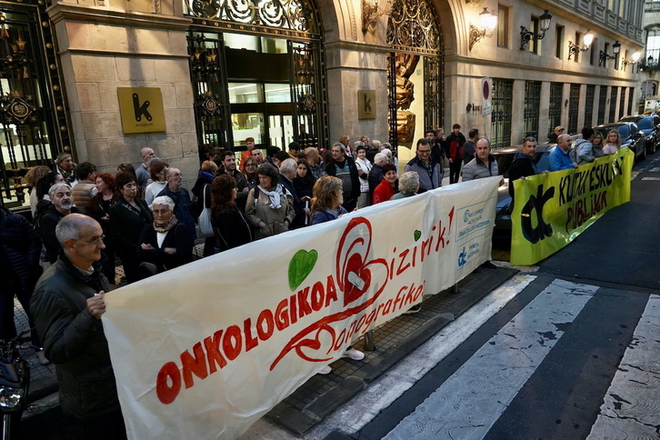 Concentración ante la sede de Kutxabank en Donostia en protesta por la situación de Onkologikoa. 