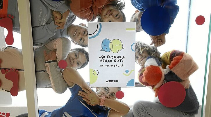 Lekeitioko Azkue Ikastolako ikasleak «Nik euskara behar dut. Izan zaitez eusle» leloaren inguruan (Oskar MATXIN EDESA/FOKU)