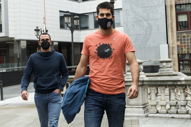 Ibai Zabalarekin batera, Mikel Larunbe izan zen pilotarien ordezkaria enpresarekin greban izandako bileretan.