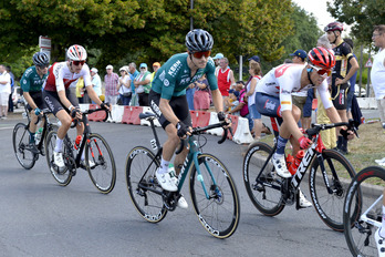 Sergio Araiz, junto a Jakob Egholm (Trek) en su última carrera en el Tour de Poitou Charentes.