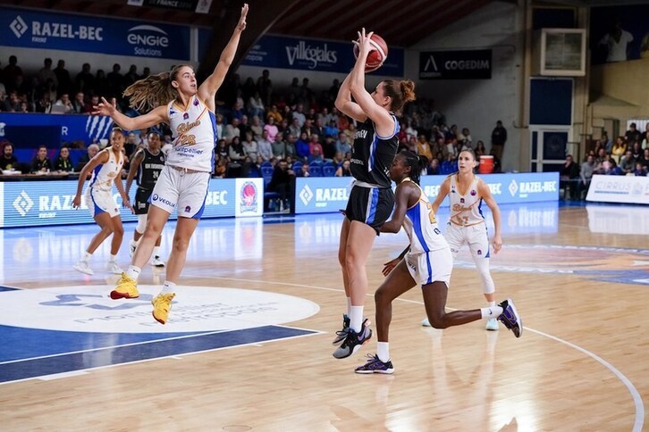 A golpe de triple, María España ha espabilado el mal arranque de IDK Euskotren.