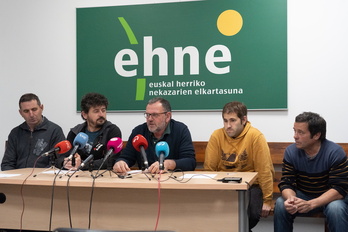 Los representantes de EHNE, en la comparecencia que han ofrecido en Iruñea.