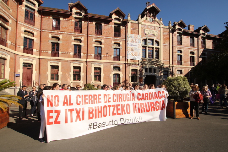 Movilización contra el traslado de la Cirugía Cardiaca de Basurto a Cruces.