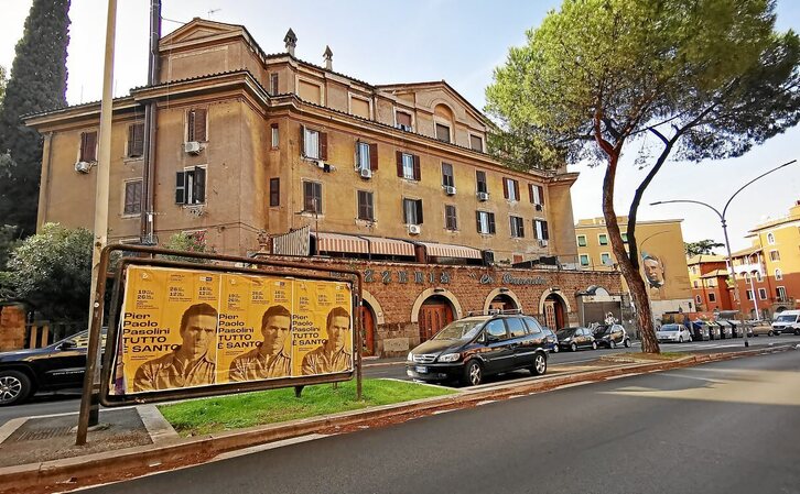 En primer plano, carteles del cineasta y escritor Pier Paolo Pasolini. Al fondo, el mural dedicado al luchador antifascista Enrico Mancini. Fotografïa: Alessandro Ruta