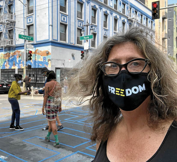 Susan Stryker, autora del documental ‘Screaming Queens’, en la intersección de las calles Turk y Taylor, donde artistas pintaron murales. Fotografía: Susan Stryker