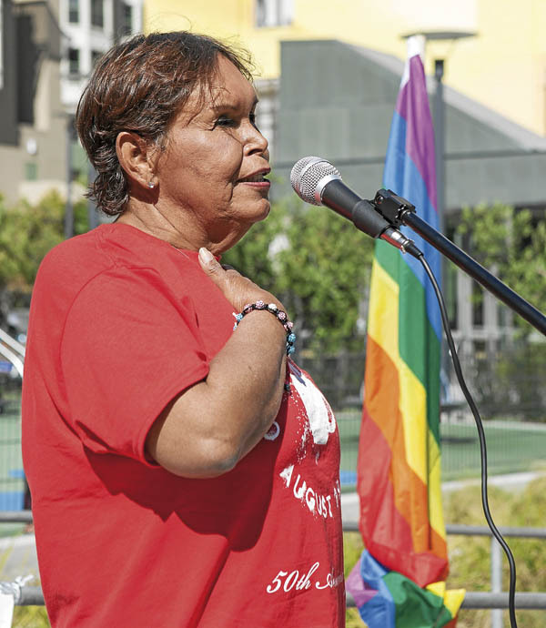 Felicia ‘Flames’ Elizondo hablando en agosto de 2016, durante la celebración del 50º aniversario de los disturbios de la cafetería Compton's. Fotografía: Cortesía de Pax Ahimsa Gethen y Nick DeWolf.