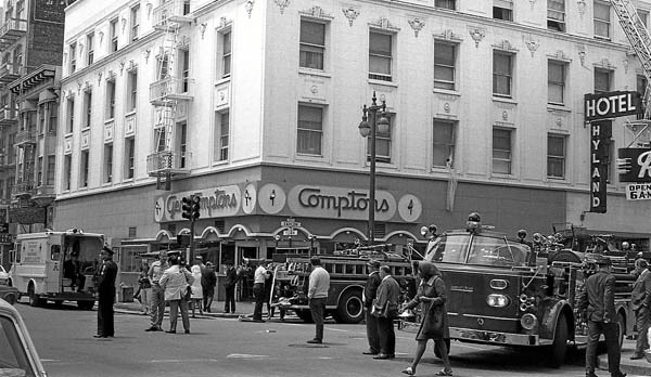La única fotografía conocida del número 101 de Taylor Street en la que se aprecian los letreros de la Gene Compton's Cafeteria completamente visibles; fue tomada después de un incendio en el Hyland Hotel, en 1970.