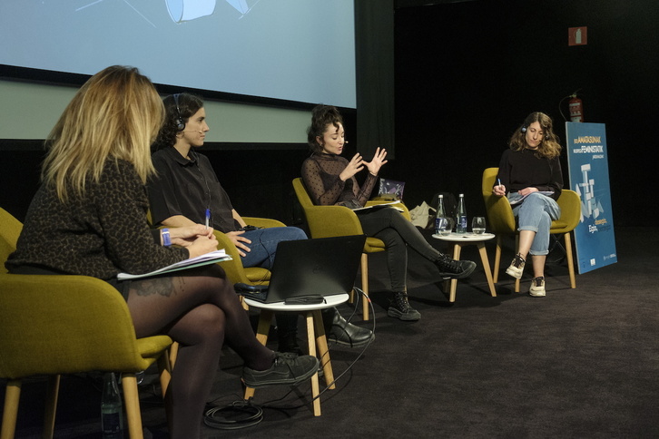 Ezker-eskuin, Miren Aranguren (Emagin), Anna Molas obodonazioaren ikerlaria, Marina Sagastizabal ‘Hiruki gatazkatsua’ lanaren egilea, eta Diana Oliver ‘Maternidades precarias’ plazaratu duen kazetaria, (ez) amatasunen jardunaldiaren aurreneko solasaldian.